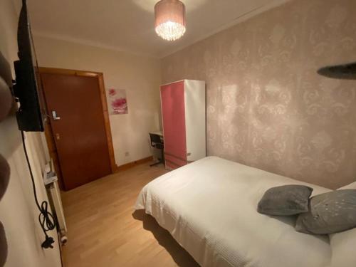 Giường trong phòng chung tại Glasgow excellent lodging home