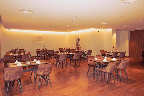 Un restaurante u otro lugar para comer en Jasmine Garden Hotel