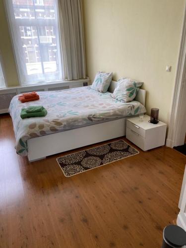 een kleine slaapkamer met een bed en een raam bij Sol y Mar in Vlissingen