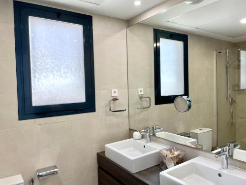 łazienka z dwiema umywalkami i lustrem w obiekcie Luxury 3 Bedroom Penthouse w mieście Fuengirola