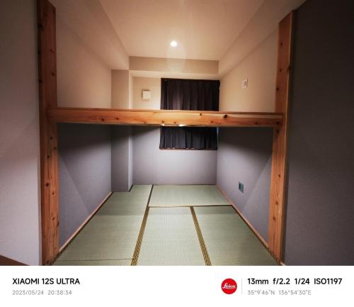 名古屋市にある2023年6月開業 サカエ ゲストハウスの小さなお部屋で、二段ベッド1組が備わります。