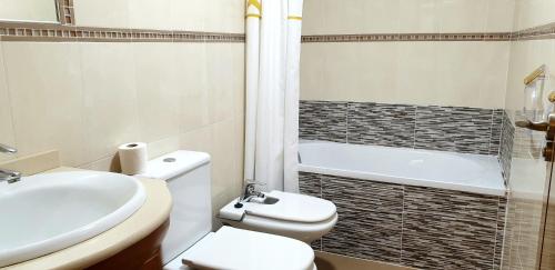 グアルダマル・デル・セグラにあるGuardamar Centroのバスルーム(トイレ、洗面台、バスタブ付)