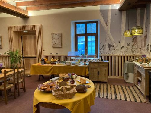 una cocina con dos mesas con comida. en Auberge de France, en Kruth