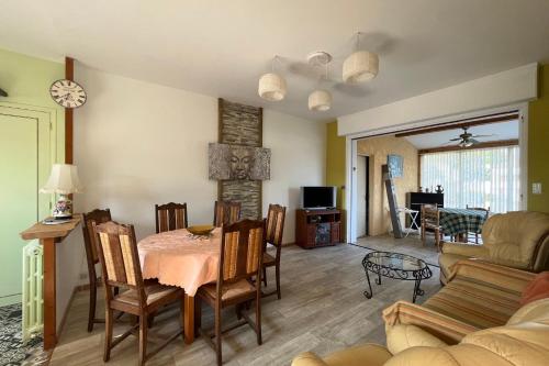 - un salon avec une table, des chaises et un canapé dans l'établissement Elma Stay Location LEstran, à Marennes