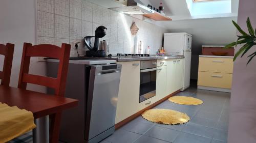Dapur atau dapur kecil di Apartman Bella