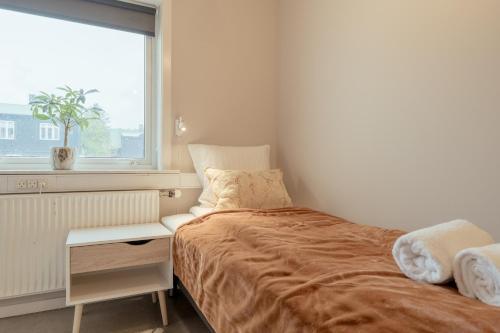 Postel nebo postele na pokoji v ubytování Tórsgøta Guesthouse - In The Heart Of Tórshavn