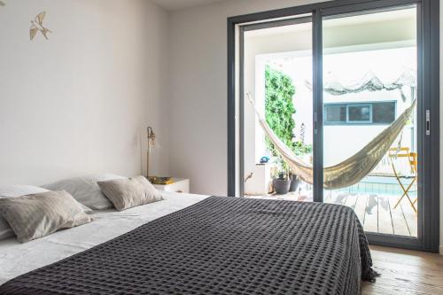 1 dormitorio con cama y ventana grande en Avignon centre, Maison avec Piscine, en Aviñón