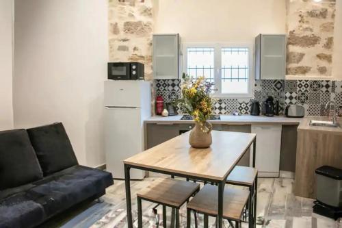 un salon avec une table et un canapé dans l'établissement Le PANIER DE PAPET,LE MANON,VIEUX PORT,MUCEM, à Marseille