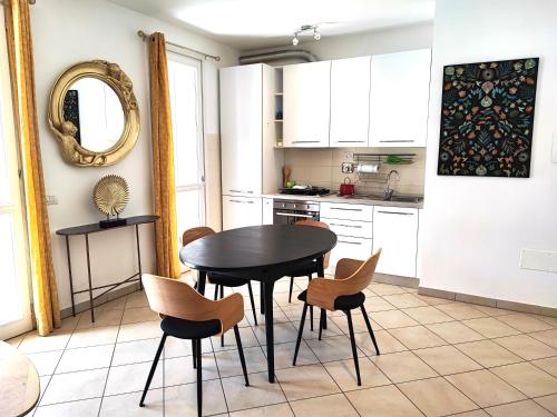 cocina con mesa de comedor y sillas en Il Melograno Apartment (Centro Storico Prato) en Prato