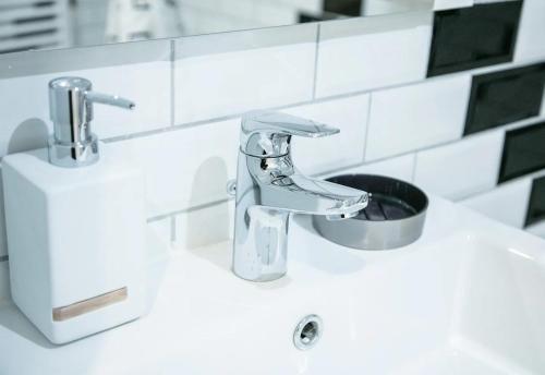 - un lavabo avec robinet et bol dans l'établissement Le PANIER DE PAPET,LE MANON,VIEUX PORT,MUCEM, à Marseille