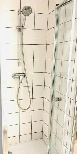 une douche avec pommeau de douche dans une salle de bain dans l'établissement La perla, à Besançon