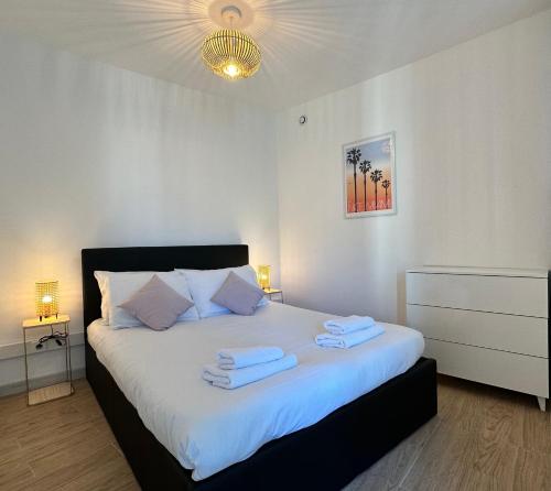 une chambre avec un lit avec des serviettes dessus dans l'établissement Superbe appartement neuf - 5min beach walk, à Nice