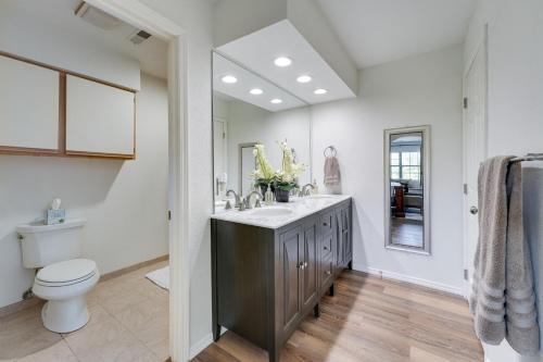 een badkamer met een wastafel en een toilet bij Branson Condo Near 76 Strip and Silver Dollar City in Branson