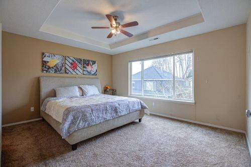 um quarto com uma cama e uma ventoinha de tecto em Modern home in Orenco - Near Intel and Nike em Hillsboro