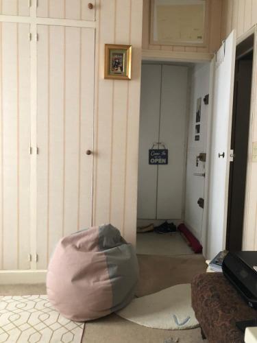 une chambre avec un sac assise au sol dans l'établissement Charming Relais Poste 17ème, à Paris