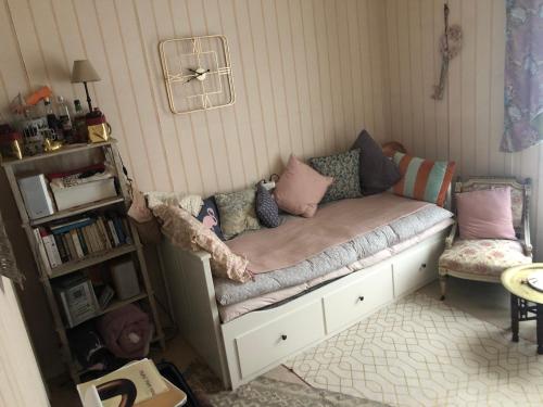 パリにあるCharming Relais Poste 17èmeの小さな客室で、ベッド1台(枕付)が備わります。
