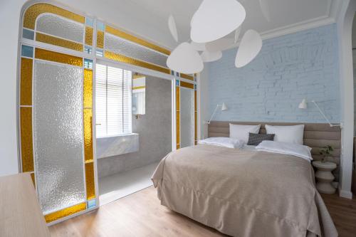 a bedroom with a large bed and a window at VIU Apartamenty Modern Retro z parkingiem in Sopot