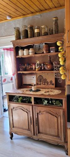 une grande étagère en bois avec de la vaisselle et des bols. dans l'établissement Gîte forestier du Moulin (10 pers), à Raon-sur-Plaine