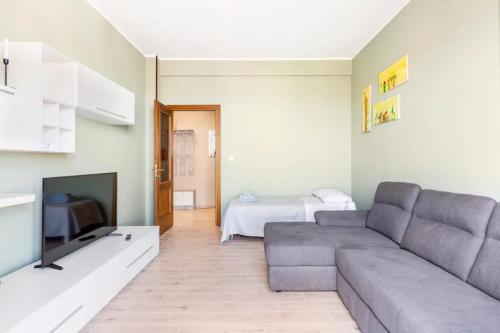 un soggiorno con divano e letto di Appartamento Dante a Novi Ligure