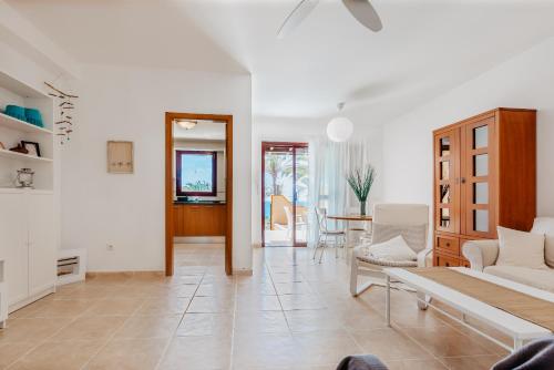 A seating area at vista oceano, luminoso, ampio, 2 camere, WiFi