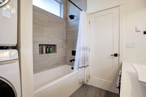 La salle de bains est pourvue d'une douche, d'une baignoire et d'un lavabo. dans l'établissement Urban-chic Studio Guesthouse in a quiet neighborhood - near Intel and Nike, à Hillsboro