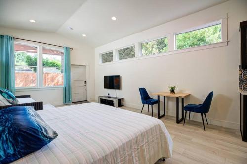 1 dormitorio con 1 cama, mesa y sillas en Urban-chic Studio Guesthouse in a quiet neighborhood - near Intel and Nike, en Hillsboro