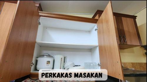 a kitchen cabinet with a sign that reads pettas masakani at Mama Ija Homestay Islamic Arau in Arau