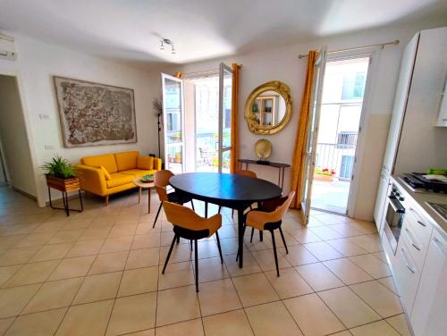 a kitchen and living room with a table and chairs at Il Melograno Apartment (Centro Storico Prato) in Prato