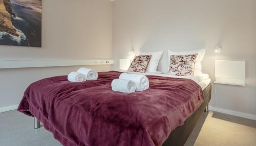 Un pat sau paturi într-o cameră la Tórsgøta Guesthouse - In The Heart Of Tórshavn