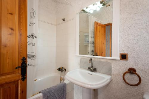 y baño con lavabo y espejo. en Casa perfecta para una experiencia en el Priorat, en Gratallops