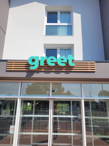 a sign on the side of a building at greet hotel Castets Coeur des Landes in Castets