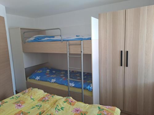 um pequeno quarto com um beliche e um closet em Apartment Danica em Kranjska Gora