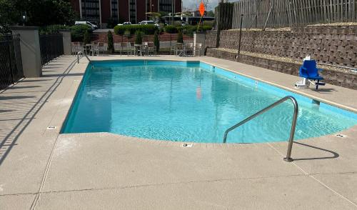 a swimming pool with blue water in a building at La Quinta by Wyndham Nashville Airport in Nashville