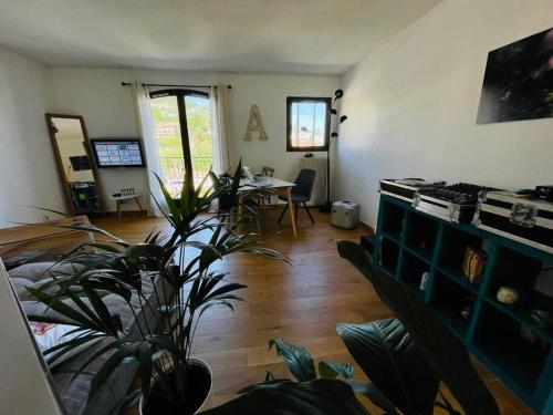 - un salon avec une table et une plante dans l'établissement Superbe Appartement sur Vence, à Vence