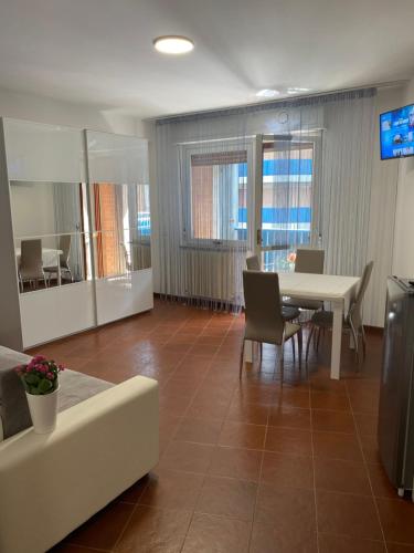 a living room with a table and chairs and a couch at Casa Valentina 1 in Perugia