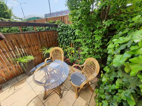 a patio with a table and chairs on a balcony at Apartamenty Dom Saski 10 minut od Centrum Warszawy in Warsaw