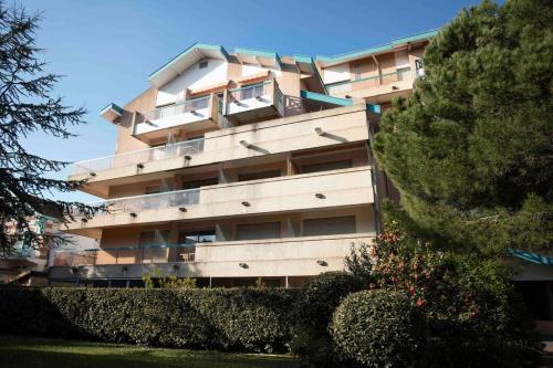 a tall building with bushes in front of it at *STUDIO*VUE BASSIN*ACCES DIRECT À LA PLAGE*WIFI* in Arcachon