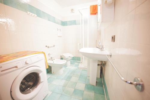 y baño con lavadora y aseo. en Casa Pamalù, en Nisporto