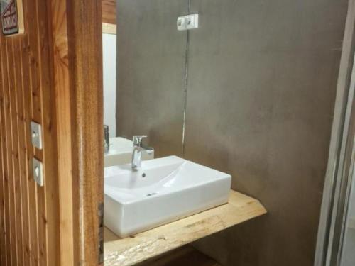 een badkamer met een witte wastafel en een spiegel bij Chalet Abondance, 6 pièces, 8 personnes - FR-1-692-21 in Abondance
