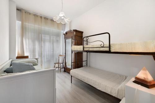 1 Schlafzimmer mit 2 Etagenbetten und einem Schreibtisch in der Unterkunft Perla di Finale in Finale Ligure