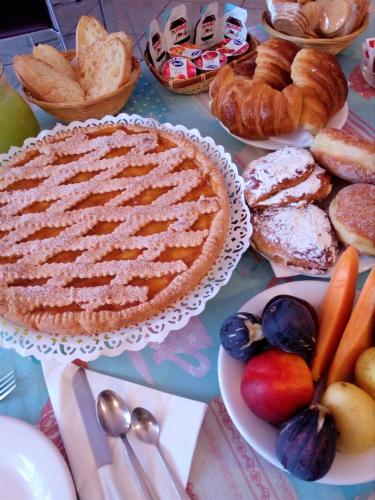 a table topped with a pie and a plate of bread at Alice B&B in Càbras