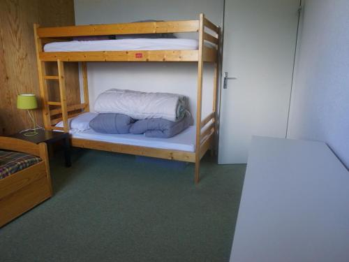 une chambre avec deux lits superposés dans une pièce dans l'établissement Appartement 2P à Orcières Merlette, 6 pers, animaux acceptés, proche pistes et commerces - FR-1-636-99, à Orcières