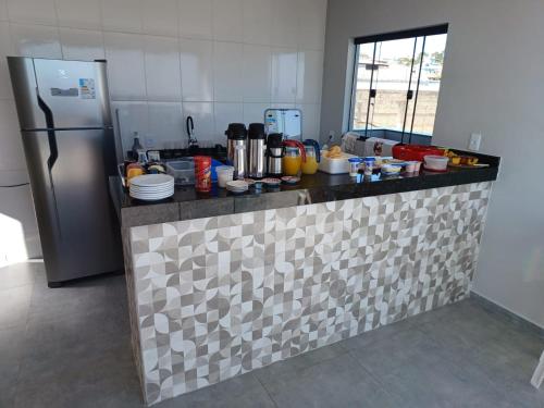 een keuken met een aanrecht en een koelkast bij Pousada São João in São Thomé das Letras