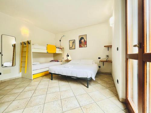 Charming Ligurian Riviera House في فينالي ليغوري: غرفة نوم بها سرير وسرير بطابقين