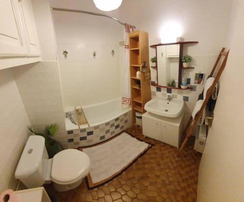 uma pequena casa de banho com WC e lavatório em Studio L'Escala Arles em Arles