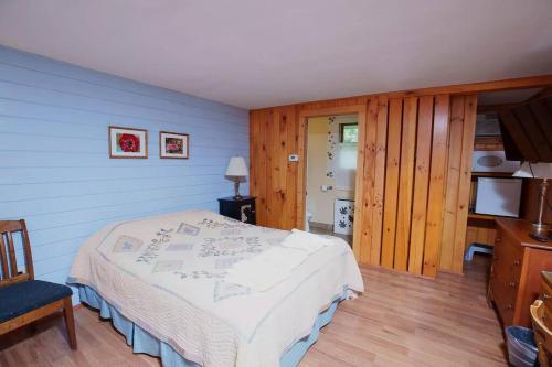 1 dormitorio con 1 cama en una habitación azul en The Reserve On Church, en Saratoga Springs