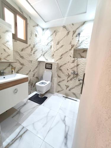 a bathroom with a toilet and a sink at Apartment 3 kamers Nador Jadid Hay Al Matar appart 006 in Nador