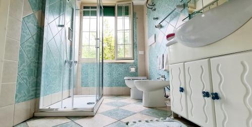 W łazience znajduje się prysznic, toaleta i umywalka. w obiekcie Torrione Maison w mieście Ischia