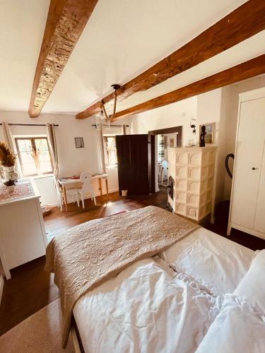 um quarto com uma cama grande num quarto em A Házikó - Cottage em Vonyarcvashegy
