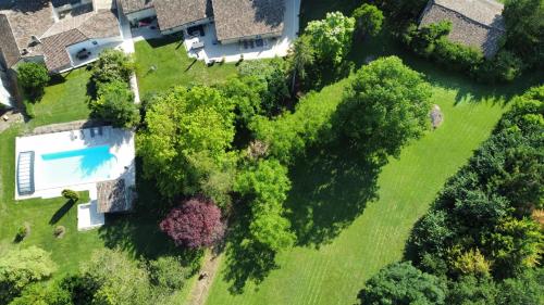 an aerial view of a yard with a swimming pool at Chambre Maddy - Au Clos de Parranquet in Parranquet